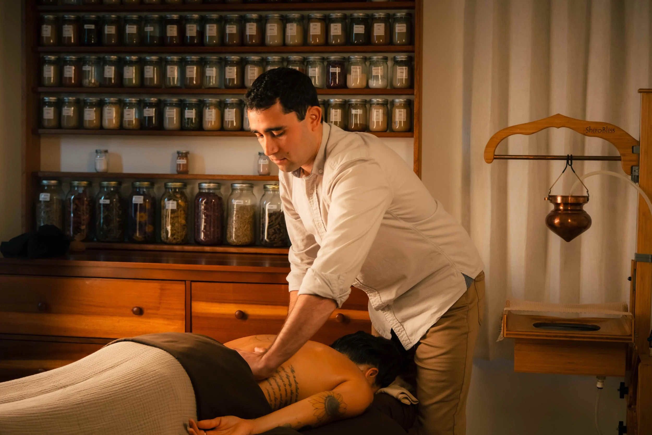 Abhyanga warm herbal oil massage